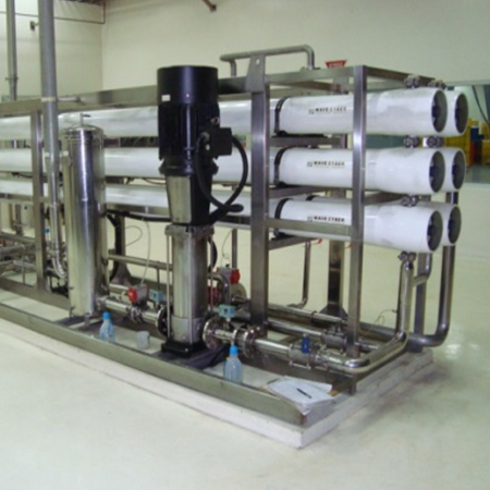 Skid-mounted reverse osmosis system with membrane pressure vessels